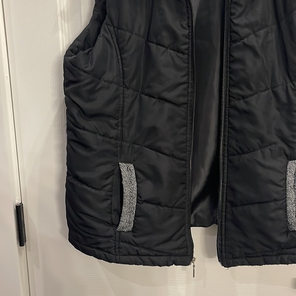 🩶 3/$15 🩶 Black Puffer Vest - Picture 3 of 6
